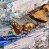 Opera astratta dell'artista contemporaneo, colori vivaci e forme dinamiche.