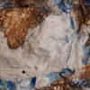Opera astratta di un artista contemporaneo, colori vivaci e forme dinamiche.
