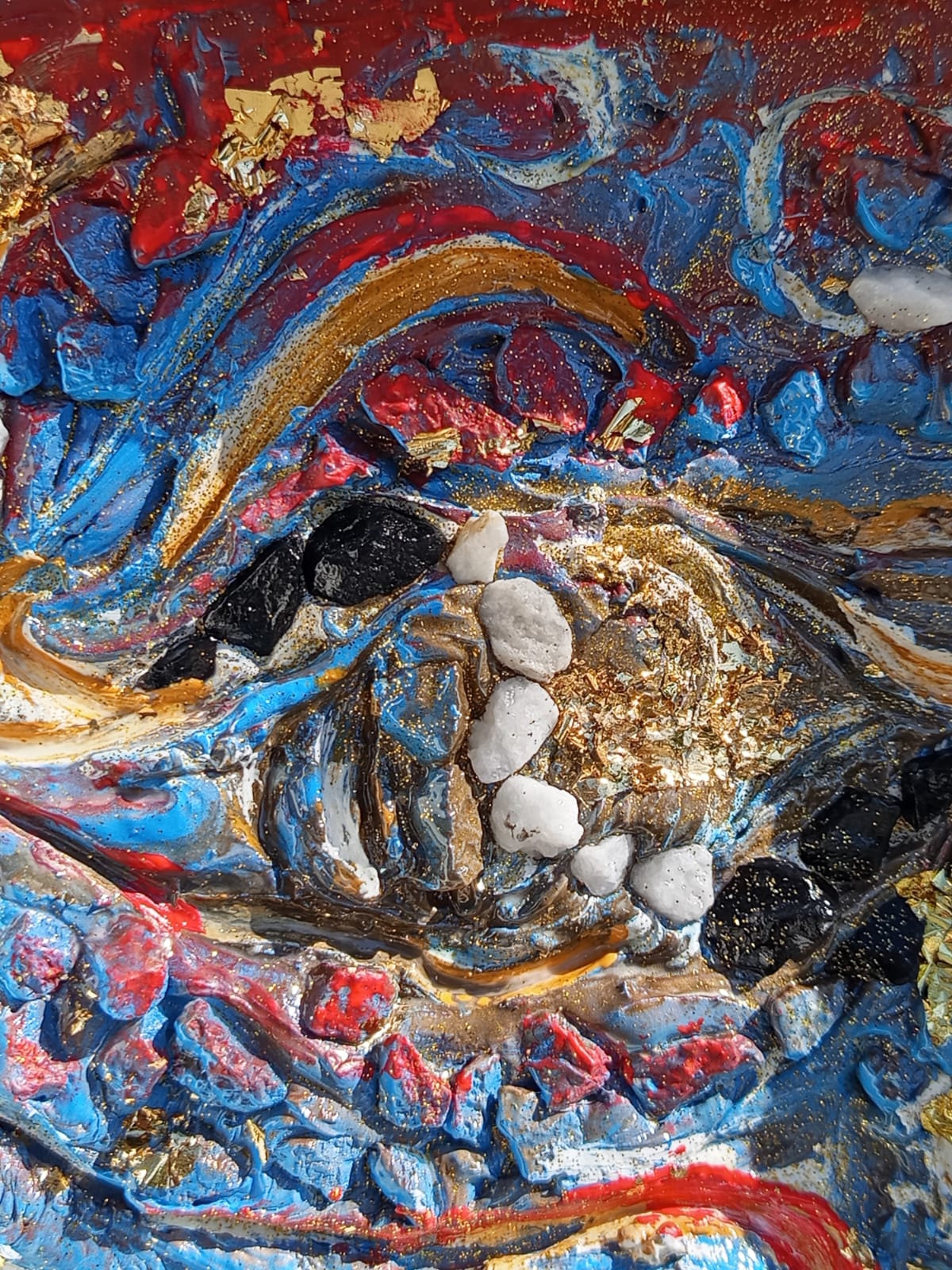 Pittura materica di Valerio Zezur, esplorazione di texture e colori vibranti, luce e ombra in dialogo.