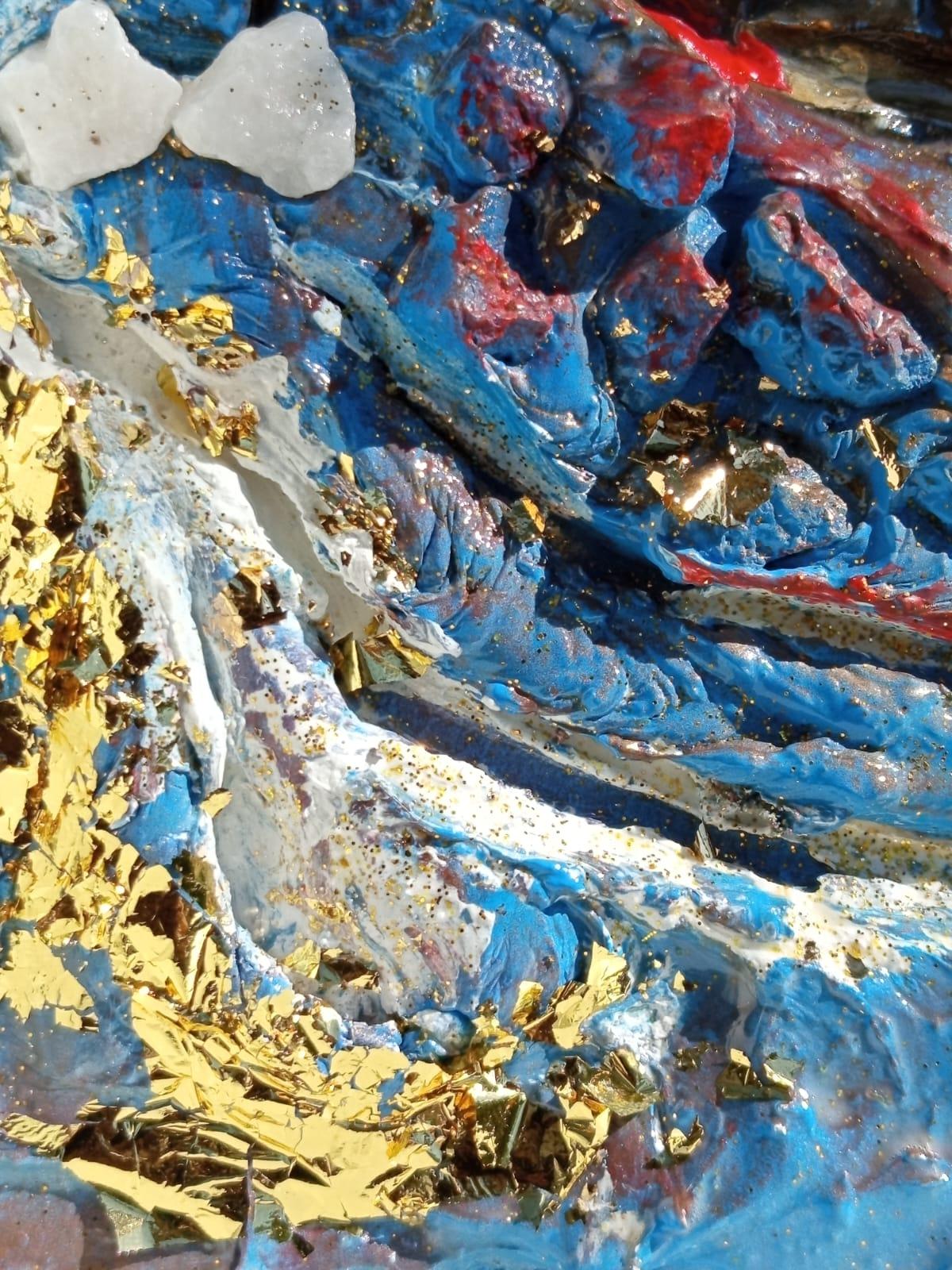Dettaglio di un'opera di Valerio Zezur che esplora la materia e la luce attraverso texture stratificate.