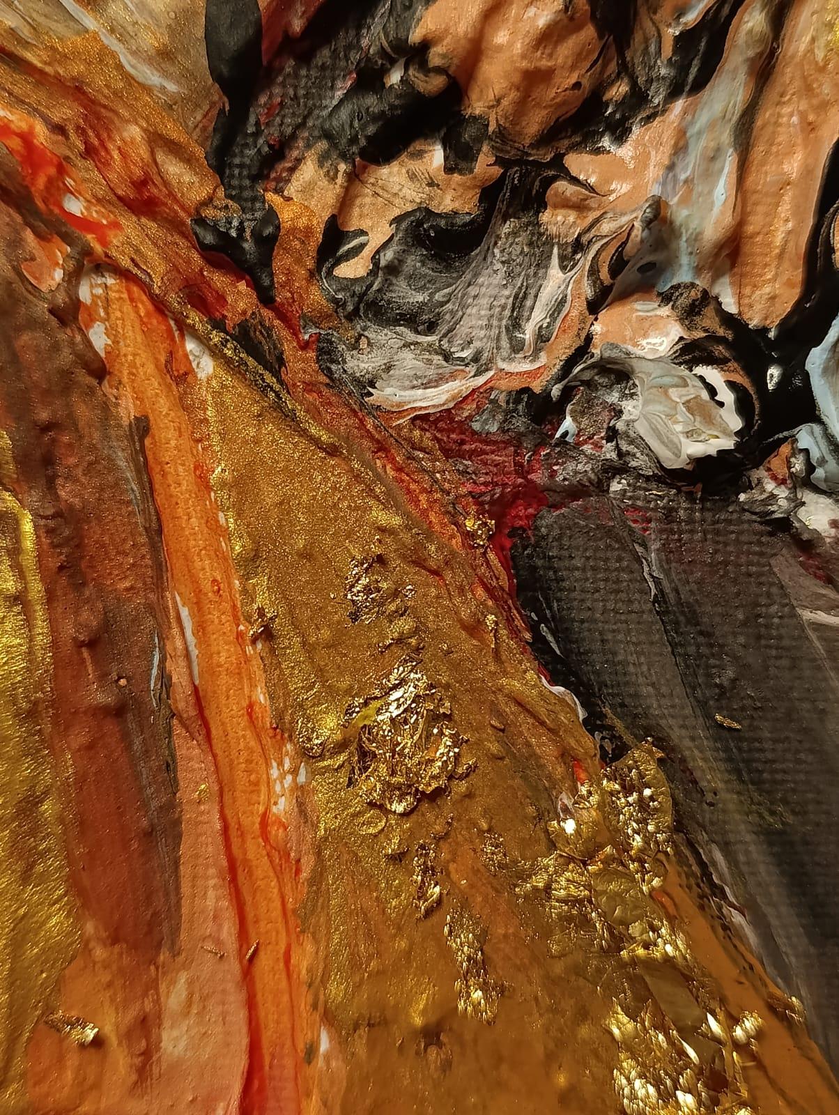 Opera di Valerio Zezur che esplora la materia attraverso l'uso di oro e texture ricche, evocando emozioni profonde.